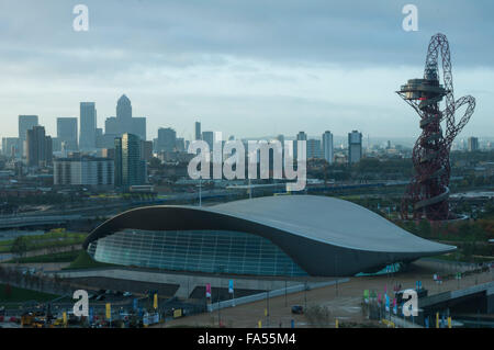 Am frühen Morgen auf die London Aquatics Center von der Architektin Zaha Hadid mit Canary Wharf im Hintergrund. PHILLIP ROBERTS Stockfoto