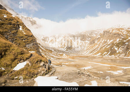 Zwei Wanderer zu Fuß im Riverside, Großglockner Berg mit Gletscher Pasterze, Nationalpark Hohe Tauern, Kärnten, Österreich Stockfoto