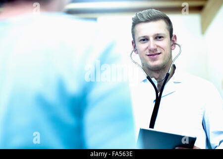 Junger Arzt diskutieren mit weiblichen Patienten in einem Krankenhaus, Freiburg Im Breisgau, Baden-Württemberg, Deutschland Stockfoto