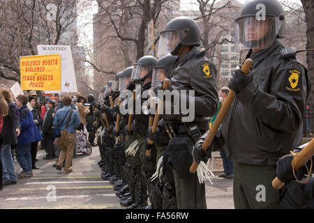 Illinois State Police in Kampfmontur. Anti-Kriegs-Protest, Chicago, Illinois Stockfoto