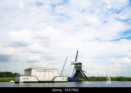 hölzerne Windmühle und Hausboot am Reeuwijkse Plassen in den Niederlanden Stockfoto