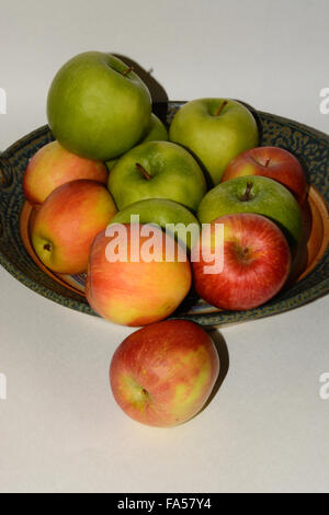 Fuji Äpfel und Granny Smith Äpfel auf Keramikplatte Stockfoto