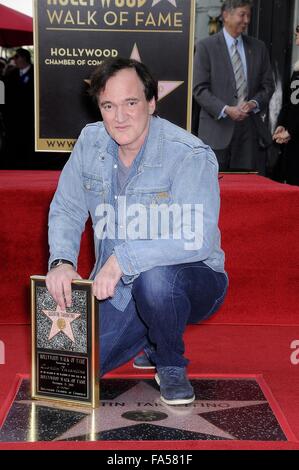 Los Angeles, CA, USA. 21. Dezember 2015. Quentin Tarantino bei der Induktion Zeremonie für Stern auf dem Hollywood Walk of Fame für Quentin Tarantino, Hollywood Boulevard, Los Angeles, CA 21. Dezember 2015. Bildnachweis: Michael Germana/Everett Collection/Alamy Live-Nachrichten Stockfoto