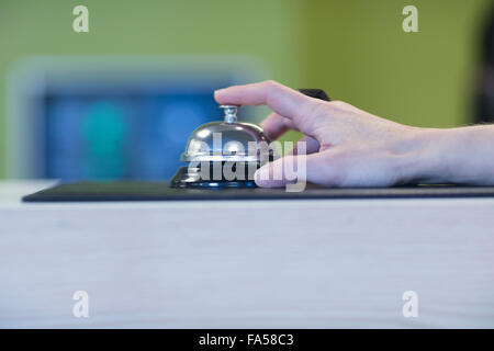 Frau hand ringing Bell für Service, Freiburg Im Breisgau, Baden-Württemberg, Deutschland Stockfoto