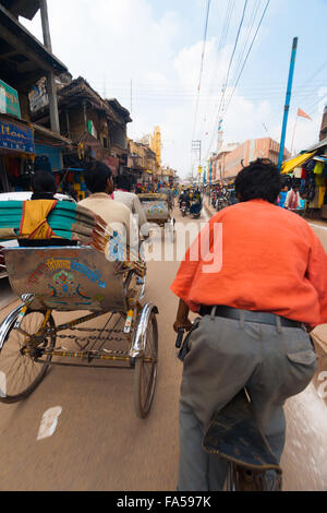 Erste Person Sicht Zyklus Rickshaw Perspektive, Standardformular der indische Verkehr, die Passagiere durch trafffic Stockfoto
