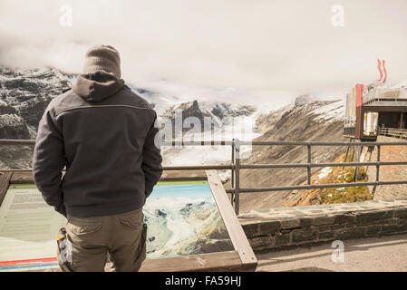 Reifer Mann Vergleich der schmelzenden Grossglockner Gletscher und Stream mit einem früheren Bild in einer Vitrine, Kärnten, Österreich Stockfoto