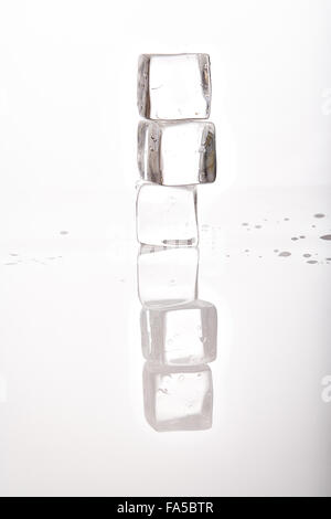 Eiswürfel auf weißem Hintergrund Stockfoto