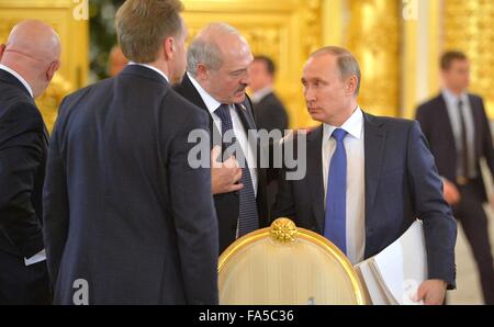 Moskau, Russland. 21. Dezember 2015. Der russische Präsident Vladimir Putin spricht mit Belarus Präsident Alexander Lukashenko nach der obersten Eurasian Economic Council-Sitzung im Kreml 21. Dezember 2015 in Moskau, Russland. Stockfoto