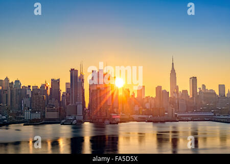 Midtown Manhattan Skyline bei Sonnenaufgang, von Weehawken, entlang der 42nd Street Canyon aus gesehen Stockfoto