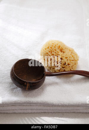 Draufsicht der Spongeand Kokosnussschale mit Griff auf Handtuch Stockfoto