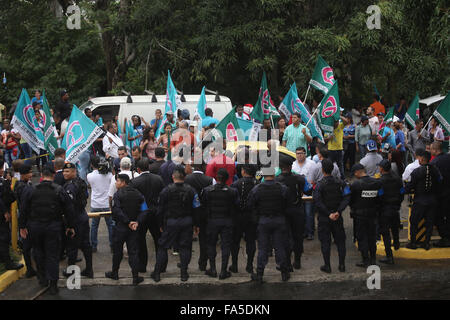 Panama City, Panama. 21. Dezember 2015. Mitglieder der politischen Partei "Demokratischen Wandel" schreien Parolen vor den Supreme Court of Justice in Panama-Stadt, Hauptstadt von Panama, am 21. Dezember 2015. Laut Lokalpresse statt das Plenum des Supreme Court of Justice am Montag mündliche und öffentliche Audienz, mit dem Ziel, die Anforderung der Untersuchungshaft gegen die ehemalige panamaische Präsident (2009-2014) und Stellvertreter des Zentralamerikanischen Parlaments, Ricardo Martinelli betrachten. Bildnachweis: Mauricio Valenzuela/Xinhua/Alamy Live-Nachrichten Stockfoto