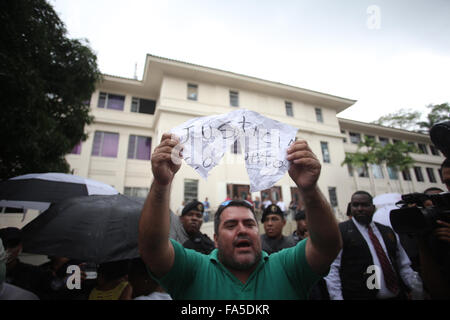 Panama City, Panama. 21. Dezember 2015. Ein Gegner der ehemalige panamaische Präsident Ricardo Martinelli, ruft Parolen vor den Supreme Court of Justice in Panama-Stadt, Hauptstadt von Panama, am 21. Dezember 2015. Laut Lokalpresse statt das Plenum des Supreme Court of Justice am Montag mündliche und öffentliche Audienz, mit dem Ziel, die Anforderung der Untersuchungshaft gegen die ehemalige panamaische Präsident (2009-2014) und Stellvertreter des Zentralamerikanischen Parlaments, Ricardo Martinelli betrachten. Bildnachweis: Mauricio Valenzuela/Xinhua/Alamy Live-Nachrichten Stockfoto