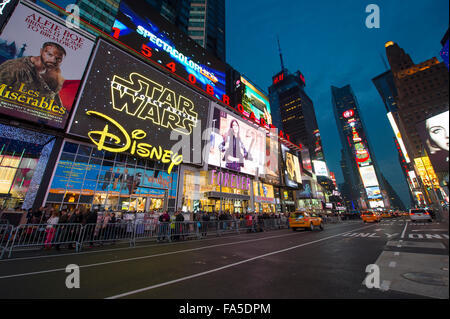 NEW YORK CITY, USA - 13. Dezember 2015: Helle Beschilderung Blitze über Urlaub Gedränge und Verkehr am Times Square. Stockfoto