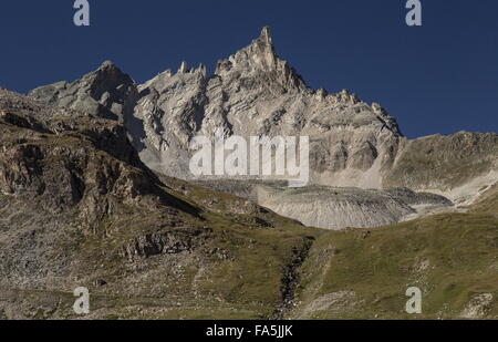 L'aiguille du Dome In La Grande Sassiere Tal, Rand des Nationalparks Vanoise, Französische Alpen. Stockfoto