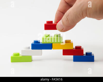 Stack-Hand up Lego set auf dem weißen Hintergrund Stockfoto