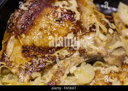 Fleisch mit Zwiebel Nahaufnahme in einer Pfanne erhitzen Stockfoto