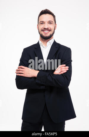 Porträt eines lächelnden Geschäftsmann stand mit verschränkten Armen isoliert auf einem weißen Hintergrund Stockfoto