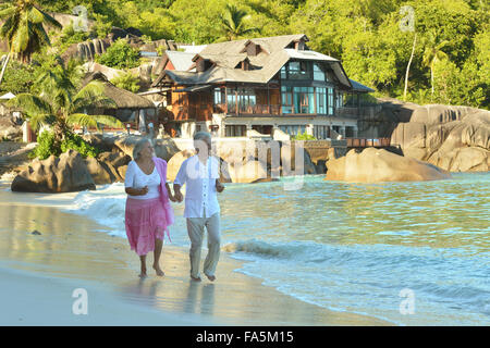 Älteres Ehepaar auf Strand Stockfoto