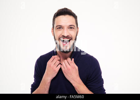 Aufgeregt attraktiv glückliche junge bärtigen Mann Lachen und Kamera mit Blick auf weißem Hintergrund Stockfoto