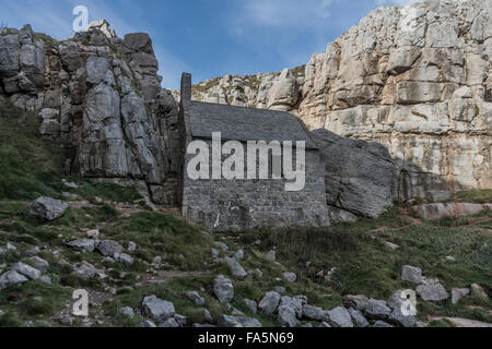 St. Govan Kapelle befindet sich eine Kapelle befindet sich am St. Govan Kopf, Pembrokeshire im Südwesten von Wales. Stockfoto