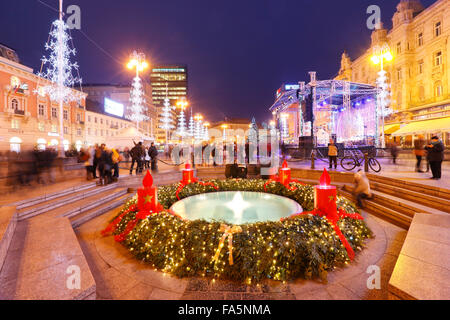 Zagreb Advent 2016. Hauptplatz, Jelacic Platz und Mandusevac Brunnen vor. Stockfoto