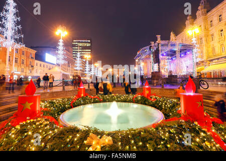 Zagreb Advent 2016. Hauptplatz, Jelacic Platz und Mandusevac Brunnen vor. Stockfoto