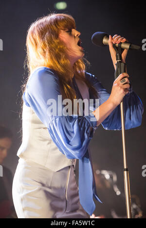 Mailand Italien. 21. Dezember 2015. Die englische Indie-Rock-Band FLORENCE AND THE MACHINE führt live auf der Bühne im Mediolanum Forum während der "Wie Big Tour" Kredit: Rodolfo weitertransferiert/Alamy Live News Stockfoto