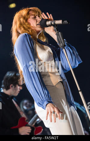 Mailand Italien. 21. Dezember 2015. Die englische Indie-Rock-Band FLORENCE AND THE MACHINE führt live auf der Bühne im Mediolanum Forum während der "Wie Big Tour" Kredit: Rodolfo weitertransferiert/Alamy Live News Stockfoto