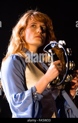 Mailand Italien. 21. Dezember 2015. Die englische Indie-Rock-Band FLORENCE AND THE MACHINE führt live auf der Bühne im Mediolanum Forum während der "Wie Big Tour" Kredit: Rodolfo weitertransferiert/Alamy Live News Stockfoto