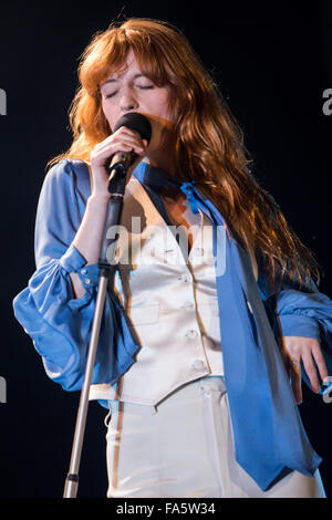 Mailand Italien. 21. Dezember 2015. Die englische Indie-Rock-Band FLORENCE AND THE MACHINE führt live auf der Bühne im Mediolanum Forum während der "Wie Big Tour" Kredit: Rodolfo weitertransferiert/Alamy Live News Stockfoto