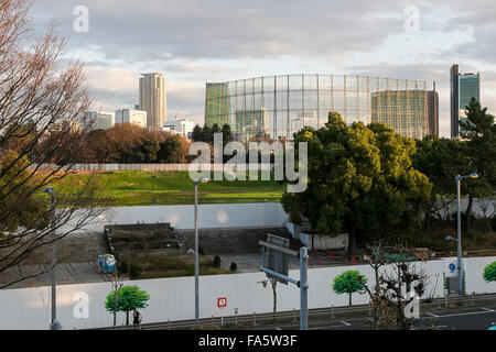 Tokio, Japan. 22. Dezember 2015. Einen Überblick über das Land wo Nationalstadion einst, 22. Dezember 2015, Tokio, Japan. Nach einer Sitzung des Ministerkabinetts einschließlich Premierminister Shinzo Abe, wurde das neue Design für das Nationalstadion während einer Pressekonferenz am Dienstag angekündigt. Bau-Gebühr für das neue Design wird auf be153 Milliarden Yen ($ 1,26 Milliarden), 116,1 Milliarden Yen ($ 954,47 Millionen) billiger als Zaha Hadids geschätzt, was für hohen Kosten kritisiert wurde und im Juli abgesagt. Dies ist ein Kooperationsprojekt zwischen Kuma, Bauunternehmen Taisei Corp. und der Azusa-S Stockfoto