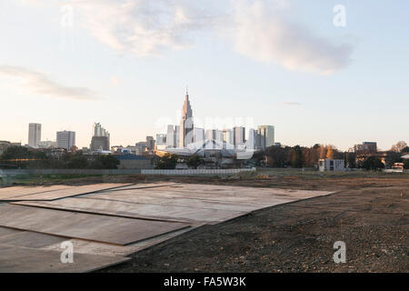 Tokio, Japan. 22. Dezember 2015. Einen Überblick über das Land wo Nationalstadion einst, 22. Dezember 2015, Tokio, Japan. Nach einer Sitzung des Ministerkabinetts einschließlich Premierminister Shinzo Abe, wurde das neue Design für das Nationalstadion während einer Pressekonferenz am Dienstag angekündigt. Bau-Gebühr für das neue Design wird auf be153 Milliarden Yen ($ 1,26 Milliarden), 116,1 Milliarden Yen ($ 954,47 Millionen) billiger als Zaha Hadids geschätzt, was für hohen Kosten kritisiert wurde und im Juli abgesagt. Dies ist ein Kooperationsprojekt zwischen Kuma, Bauunternehmen Taisei Corp. und der Azusa-S Stockfoto