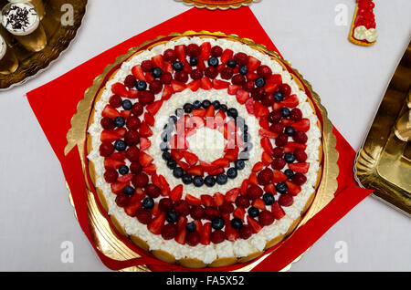 Kuchen mit Sahne und Beeren Dekorationen Stockfoto