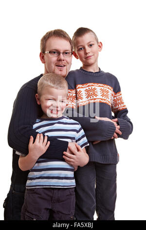 Stolzer Vater mit Söhnen glücklich in seinen Armen Stockfoto