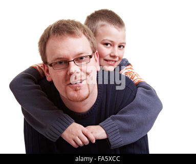 Vater Sohn glücklich eine Huckepack Fahrt geben Stockfoto