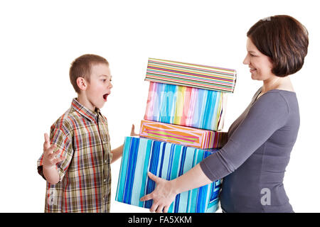 Überrascht Sohn seiner Mutter viele Geschenke erhalten Stockfoto