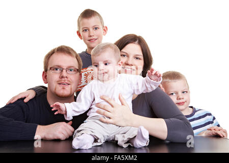 Glückliche Familie mit Vater und Mutter und drei Kinder, einschließlich Baby girl Stockfoto