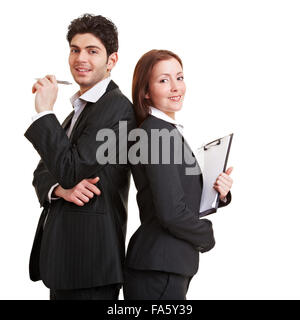 Zwei junge Unternehmensberater, Rücken an Rücken gelehnt Stockfoto