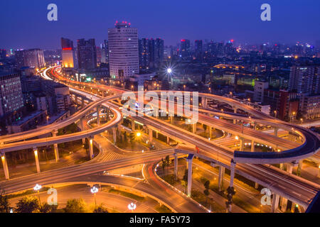 Sichuan Provinz Chengdu Stadt Geschäft vor zwei Loop-Überführung Stockfoto