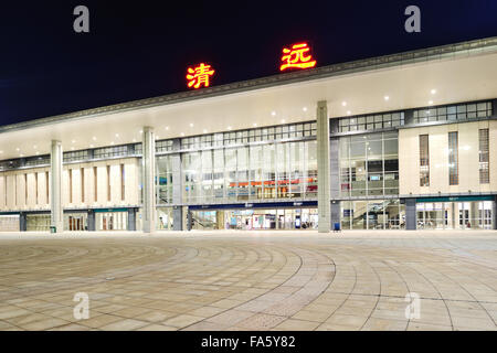 Qingyuan City, Guangdong Provinz, die Nacht-Bahnhof Stockfoto