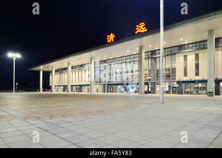 Qingyuan City, Guangdong Provinz, die Nacht-Bahnhof Stockfoto