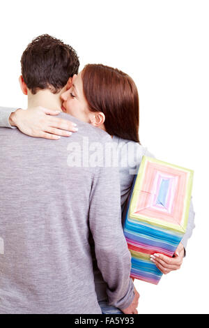 Glückliche Frau mit Geschenk danken ihr Freund mit einer Umarmung Stockfoto