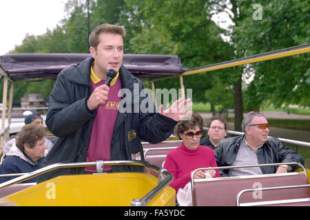 BILD ZEIGT TOUR GUIDE ARRON THOMAS, MIT TOURISTEN AN BORD "DER ROTE TOUR", GEFÜHRT VON "BIG BUS COMPANY TOUR", DIE SZENISCHE FÜHRUNGEN DURCH ZENTRAL-LONDON, UK MIT BILL GREEVE FEATURE GEHEN GIBT. Stockfoto