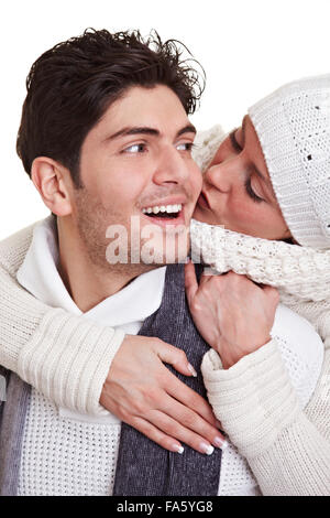 Junge Frau küssen glücklich in Winterkleidung Stockfoto