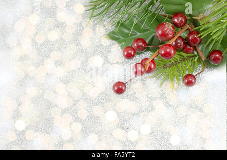 Festlicher Weihnachtsschmuck und Tanne Baum Hintergrund Stockfoto