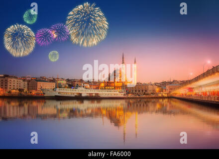 Panorama von Istanbul einen dramatischen Sonnenuntergang vom Galata-Brücke mit Feuerwerk, Istanbul, Türkei Stockfoto