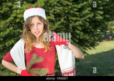 Schöne Santa Claus Mädchen mit mit Tanne Zweig machen ein Genuss Stockfoto