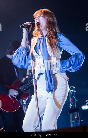 Mailand Italien. 21. Dezember 2015. Die englische Indie-Rock-Band FLORENCE AND THE MACHINE führt live auf der Bühne im Mediolanum Forum während der "Wie Big Tour" Kredit: Rodolfo weitertransferiert/Alamy Live News Stockfoto