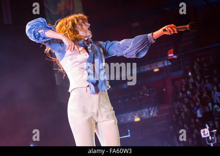 Mailand Italien. 21. Dezember 2015. Die englische Indie-Rock-Band FLORENCE AND THE MACHINE führt live auf der Bühne im Mediolanum Forum während der "Wie Big Tour" Kredit: Rodolfo weitertransferiert/Alamy Live News Stockfoto