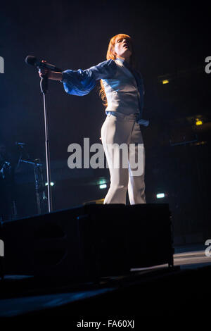 Mailand Italien. 21. Dezember 2015. Die englische Indie-Rock-Band FLORENCE AND THE MACHINE führt live auf der Bühne im Mediolanum Forum während der "Wie Big Tour" Kredit: Rodolfo weitertransferiert/Alamy Live News Stockfoto